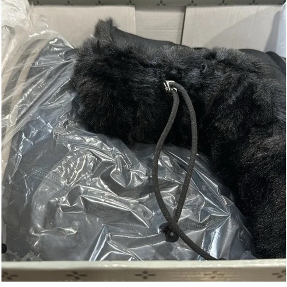 Elegant Black Fur Winter Boots - Picture 8 of 9